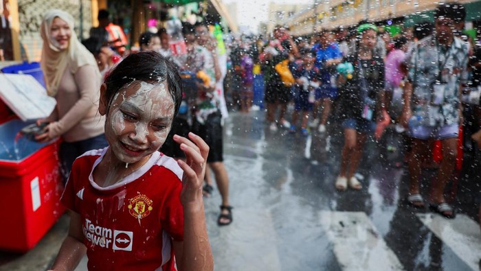 Kemeriahan Perang Air untuk Sambut Tahun Baru Thailand Revellers play with water as they celebrate the Songkran holiday which marks the Thai New Year in Bangkok, Thailand, April 14, 2024. REUTERS/Chalinee Thirasupa TPX IMAGES OF THE DAY