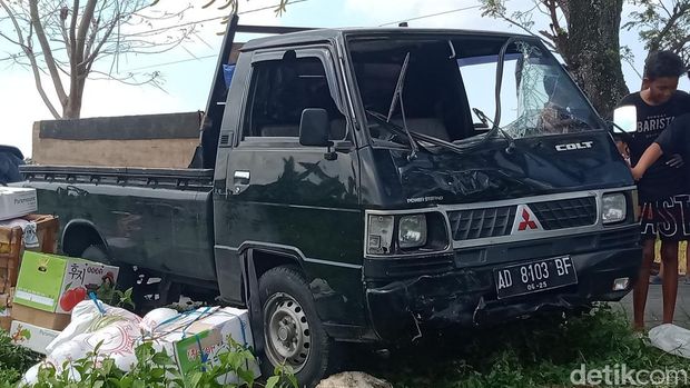 Kendaraan yang beradu banteng di jalan Posis-Cawas, Klaten.