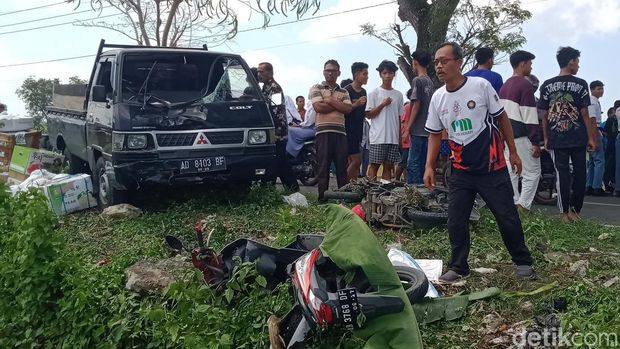 Kendaraan yang beradu banteng di jalan Posis-Cawas, Klaten.