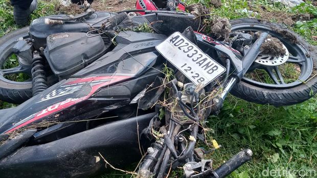 Kendaraan yang beradu banteng di jalan Posis-Cawas, Klaten.
