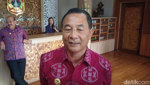 Ketua DPC PDIP Karangasem sekaligus Bupati Karangasem I Gede Dana saat ditemui di Kantor Bupati Karangasem, Selasa (16/4/2024) (I Wayan Selamat Juniasa/detikBali)