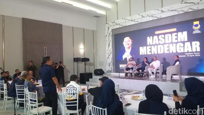 Ketua DPW NasDem Sulsel Rusdi Masse Mappasessu (RMS) berbicara soal Pilgub Sulsel di acara bertajuk NasDem Mendengar.