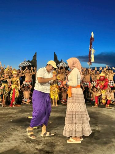 Kisah wanita yang dilamar oleh pasangannya saat sedang menonton tari Kecak di Bali. Momen tersebut langsung viral dan mencuri atensi warganet