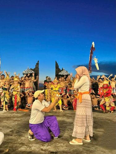 Kisah wanita yang dilamar oleh pasangannya saat sedang menonton tari Kecak di Bali. Momen tersebut langsung viral dan mencuri atensi warganet