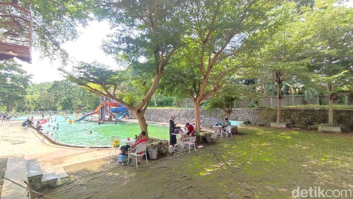 Kolam Renang Tirta Winaya, tempat wisata legendaris di Ciamis yang ramai dikunjungi saat libur Lebaran tahun 2024.
