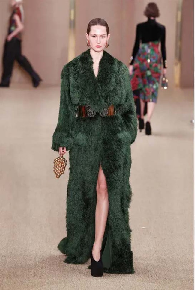 Inilah koleksi terbaru Balmain fall/winter 2024. Desainer Balmain, Olivier Rousteing merilis koleksi busana yang terinspirasi kota tempatnya dibesarkan, Bordeaux, Prancis.  Foto: Dok. Balmain.