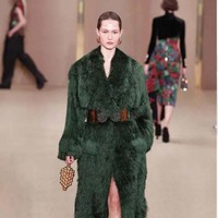 Inilah koleksi terbaru Balmain fall/winter 2024. Desainer Balmain, Olivier Rousteing merilis koleksi busana yang terinspirasi kota tempatnya dibesarkan, Bordeaux, Prancis.  Foto: Dok. Balmain.