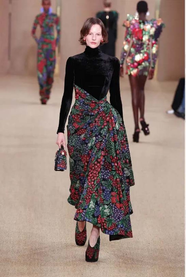 Inilah koleksi terbaru Balmain fall/winter 2024. Desainer Balmain, Olivier Rousteing merilis koleksi busana yang terinspirasi kota tempatnya dibesarkan, Bordeaux, Prancis. Foto: Dok. Balmain.