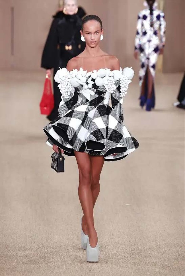 Inilah koleksi terbaru Balmain fall/winter 2024. Desainer Balmain, Olivier Rousteing merilis koleksi busana yang terinspirasi kota tempatnya dibesarkan, Bordeaux, Prancis.  Foto: Dok. Balmain.