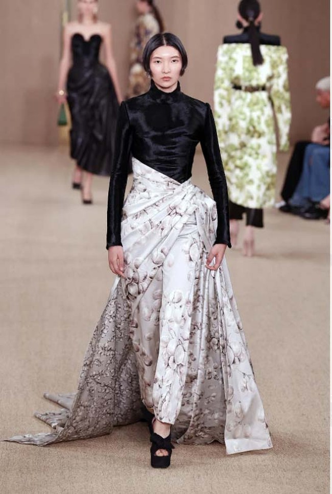 Inilah koleksi terbaru Balmain fall/winter 2024. Desainer Balmain, Olivier Rousteing merilis koleksi busana yang terinspirasi kota tempatnya dibesarkan, Bordeaux, Prancis.  Foto: Dok. Balmain.