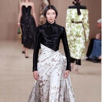 Inilah koleksi terbaru Balmain fall/winter 2024. Desainer Balmain, Olivier Rousteing merilis koleksi busana yang terinspirasi kota tempatnya dibesarkan, Bordeaux, Prancis.  Foto: Dok. Balmain.