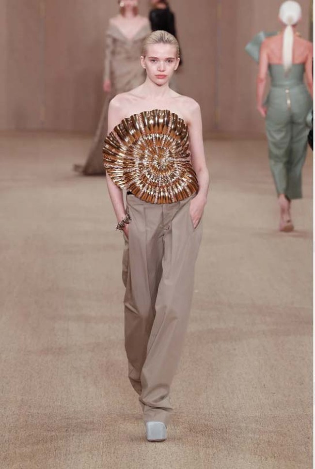 Inilah koleksi terbaru Balmain fall/winter 2024. Desainer Balmain, Olivier Rousteing merilis koleksi busana yang terinspirasi kota tempatnya dibesarkan, Bordeaux, Prancis.  Foto: Dok. Balmain.