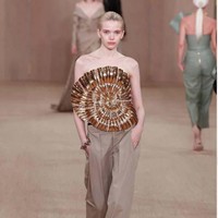 Inilah koleksi terbaru Balmain fall/winter 2024. Desainer Balmain, Olivier Rousteing merilis koleksi busana yang terinspirasi kota tempatnya dibesarkan, Bordeaux, Prancis.  Foto: Dok. Balmain.