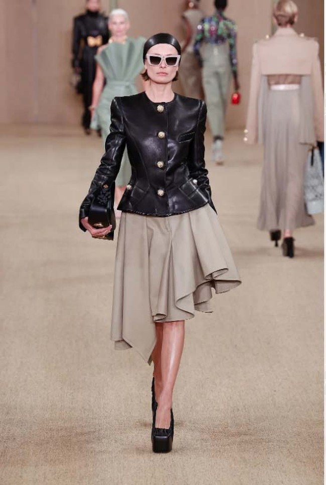 Inilah koleksi terbaru Balmain fall/winter 2024. Desainer Balmain, Olivier Rousteing merilis koleksi busana yang terinspirasi kota tempatnya dibesarkan, Bordeaux, Prancis.  Foto: Dok. Balmain.