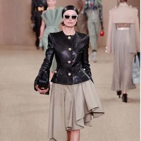 Inilah koleksi terbaru Balmain fall/winter 2024. Desainer Balmain, Olivier Rousteing merilis koleksi busana yang terinspirasi kota tempatnya dibesarkan, Bordeaux, Prancis.  Foto: Dok. Balmain.