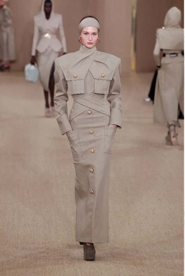 Inilah koleksi terbaru Balmain fall/winter 2024. Desainer Balmain, Olivier Rousteing merilis koleksi busana yang terinspirasi kota tempatnya dibesarkan, Bordeaux, Prancis. Foto: Dok. Balmain.