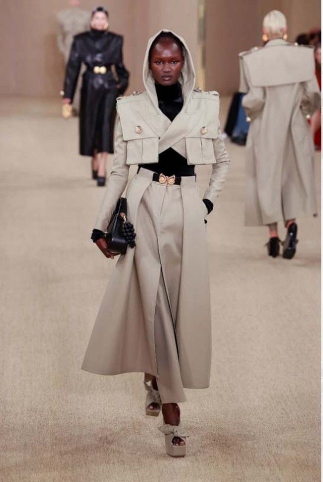 Inilah koleksi terbaru Balmain fall/winter 2024. Desainer Balmain, Olivier Rousteing merilis koleksi busana yang terinspirasi kota tempatnya dibesarkan, Bordeaux, Prancis. Foto: Dok. Balmain.