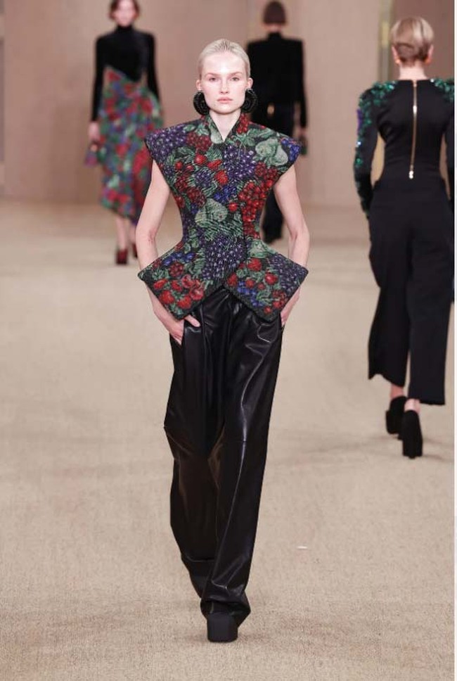 Inilah koleksi terbaru Balmain fall/winter 2024. Desainer Balmain, Olivier Rousteing merilis koleksi busana yang terinspirasi kota tempatnya dibesarkan, Bordeaux, Prancis. Foto: Dok. Balmain.