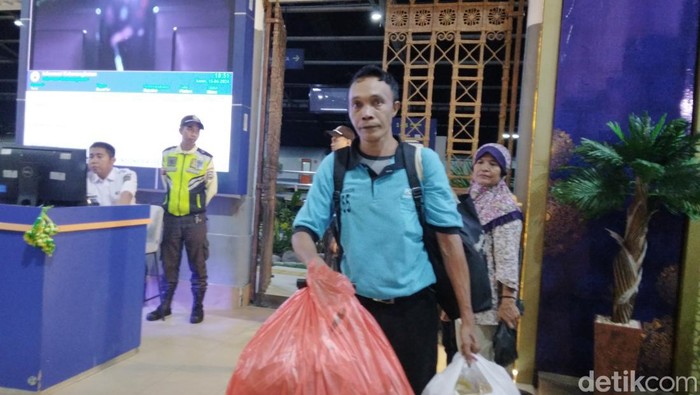 Komarudin sedang bekerja menjadi porter