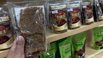 Keripik Jengkol hingga Rendang Paru Jadi Rekomendasi Oleh-oleh Padang