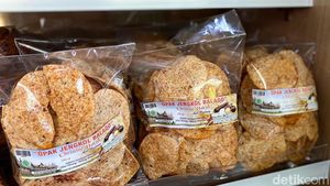 Keripik Jengkol hingga Rendang Paru Jadi Rekomendasi Oleh-oleh Padang