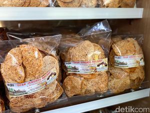 Keripik Jengkol hingga Rendang Paru Jadi Rekomendasi Oleh-oleh Padang