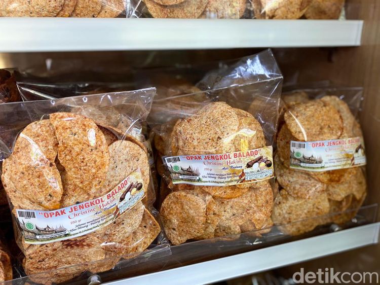 Keripik Jengkol hingga Rendang Paru Jadi Rekomendasi Oleh-oleh Padang