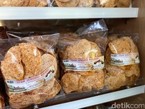 Keripik Jengkol hingga Rendang Paru Jadi Rekomendasi Oleh-oleh Padang