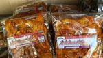 Keripik Jengkol hingga Rendang Paru Jadi Rekomendasi Oleh-oleh Padang