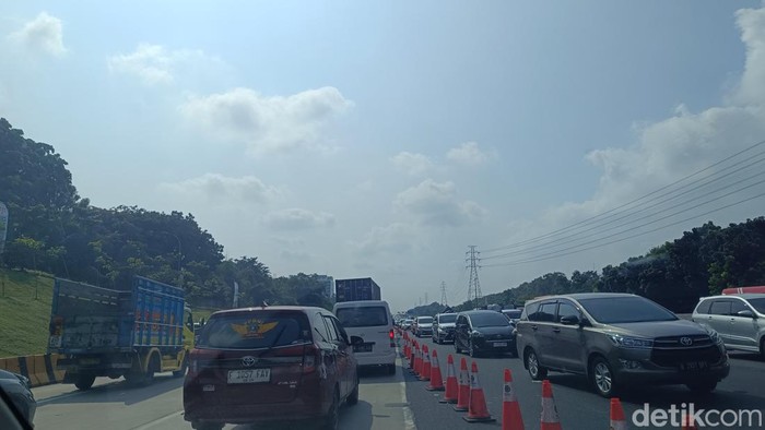 Lalu lintas di Tol Jakarta-Cikampek (Japek) menuju arah Cikampek di Km 47 tersendat pagi ini. (Rizky/detikcom).