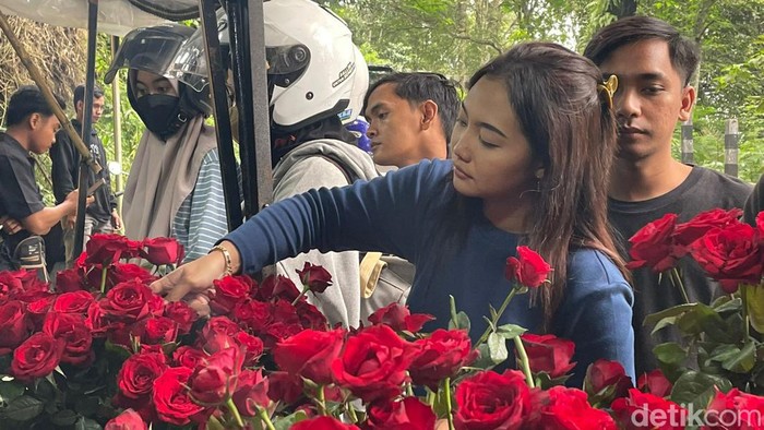 Lapak dagangan buket bunga segar di Wisata Sendi, Pacet, Mojokerto yang laris manis.