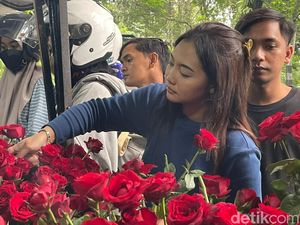 Dibikin Romantis, Buket Bunga Segar di Pacet Mojokerto Laris Manis