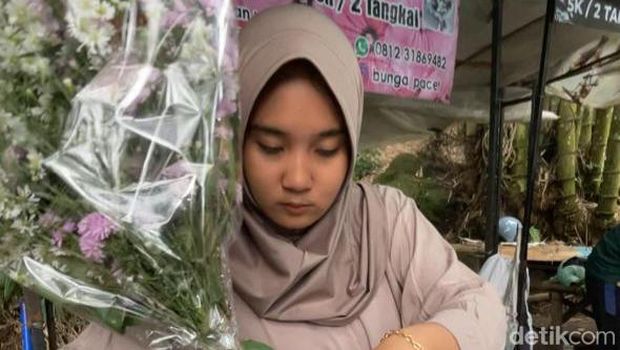 Lapak dagangan buket bunga segar di Wisata Sendi, Pacet, Mojokerto yang laris manis.