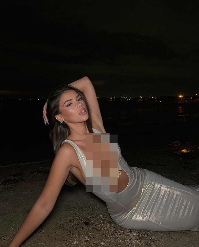 Dalam video berdurasi 12 detik tersebut, Leah sebenarnya tidak banyak beraksi. Ia hanya melakukan lip sync lagu Praise Jar In The Moonlight di mobil dengan penampilan cantiknya. Foto: Instagram Leah Hamilton