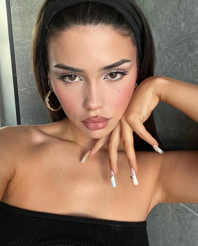 Kebanyakan video Leah sendiri memang diambil di dalam mobil. Sedangkan postingannya yang lain banyak menampilkannya memamerkan riasan wajah dan rambut yang sempurna.  Foto: Instagram Leah Hamilton