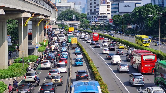 Hari ini merupakan hari pertama masuk kerja setelah libur Lebaran. Kemacetan pun kembali menyapa Jakarta.