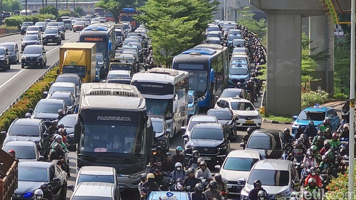 Hari ini merupakan hari pertama masuk kerja setelah libur Lebaran. Kemacetan pun kembali menyapa Jakarta.
