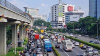 Beberapa kendaraan tampak menerobos jalur bus TransJakarta guna menghindari kemacetan.