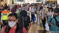 Penumpang kereta rel listrik (KRL) Commuterline Jabodetabek berjalan keluar usai tiba di Stasiun Palmerah dan Stasiun Tanah Abang, Jakarta, Jakarta, Selasa (16/4/2024).