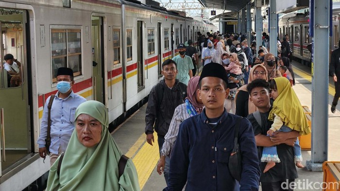 KRL Commuterline kembali penuh dengan penumpang. Hal ini karena hari ini merupakan hari pertama kerja usai libur Lebaran.
