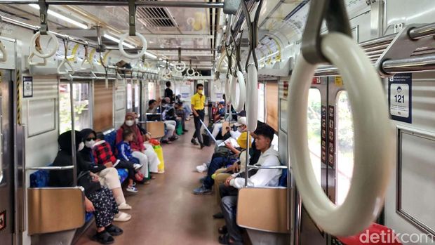 KRL Commuterline kembali penuh dengan penumpang. Hal ini karena hari ini merupakan hari pertama kerja usai libur Lebaran.