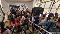 Penumpang lalu lalang menuju dan keluar peron.