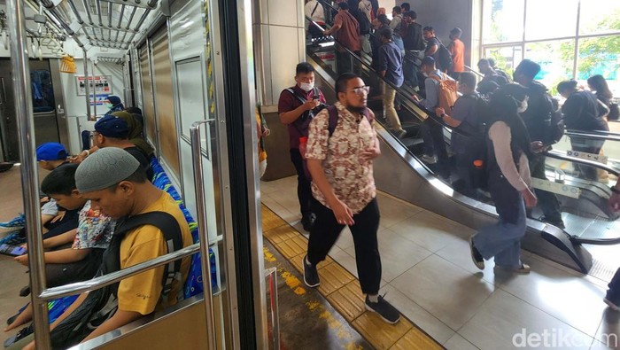 KRL Commuterline kembali penuh dengan penumpang. Hal ini karena hari ini merupakan hari pertama kerja usai libur Lebaran.