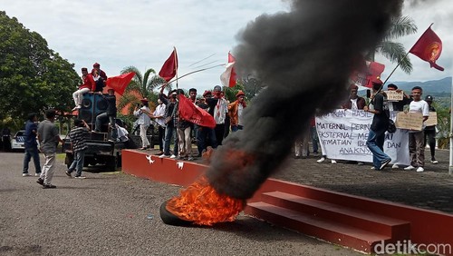 Mahasiswa Cipayung berdemonstrasi di Kantor Bupati Flores Timur, Selasa (16/4/2024) terkait kematian ibu dan bayi di RSUD Larantuka. (Arnoldus Yurgo Purab/detikBali)