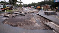 Jalan raya terkelupas disapu banjir.