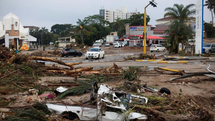 Margate, Kota di Afsel Hancur Diterjang Banjir A car is pulled from a river after flooding caused extensive damage in Margate, South Africa, April 15, 2024. REUTERS/Rogan Ward