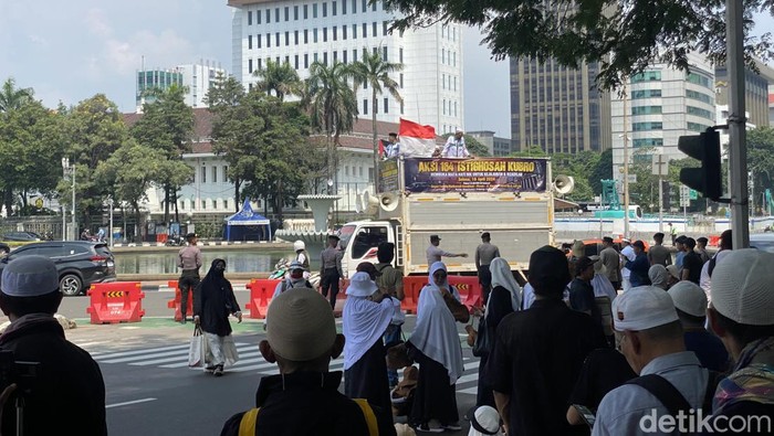 Massa 164 Berbondong-bondong Menuju Monumen Patung Kuda untuk Aksi Protes