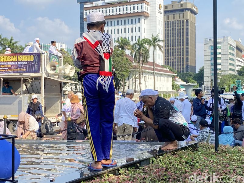 Massa aksi 164 melaksanakan salat asar berjemaah di area Patung Kuda, Jakarta Pusat. (Devi Puspitasari/detikcom)