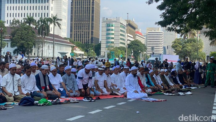 Umat Muslim Melaksanakan Ibadah Salat Asar di Monumen Patung Kuda