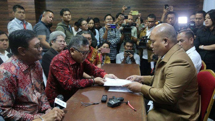 Megawati Kirim Surat Amicus Curae ke MK Megawati Soekarnoputri menyerahkan surat Amicus Curiae atau Sahabat Pengadilan ke MK. Surat disampaikan oleh Sekjen PDIP Hasto Kristiyanto.